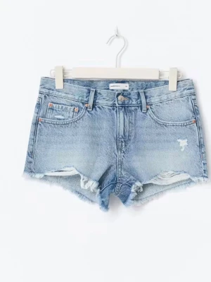 Ljusblå denimshorts från Gina tricot - Säljer ett par mini ljusblå denimshorts från Gina tricot med slitna detaljer och låg midja. Perfekta för sommaren. Säljer då dom är för små💕