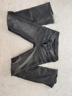Grå jeans från Cheap Monday - Säljer dessa då de inte är riktigt min stil längre. De har lite slitningar längst ner på benen som syns på bilden. Skulle såga att de passar som xs/s.