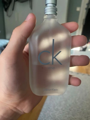 CK One parfym från Calvin Klein - Säljer då denna Calvin Klein CK One då den inte har blivit så mycket till användning. Hela flaskan är 50 ml men har använt ungefär halva. Volymen som finns kvar i flaskan är ungefär 30 ml.