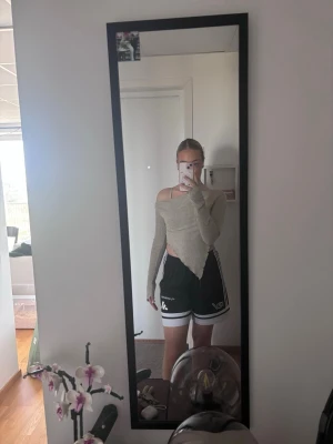 Svarta träningsshorts från Select - Beige ribbad topp med offshoulder-design och asymmetrisk croppad passform. Köpt på shein men aldrig använt. 