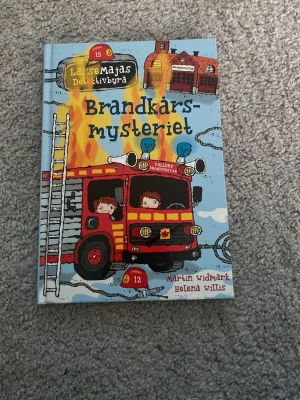 Brandkårsmysteriet LasseMajas Detektivbyrå - Säljer boken 'Brandkårsmysteriet' från LasseMajas Detektivbyrå, skriven av Martin Widmark och illustrerad av Helena Willis. Har kluddat lite på första sidan men annars är den som ny. 
