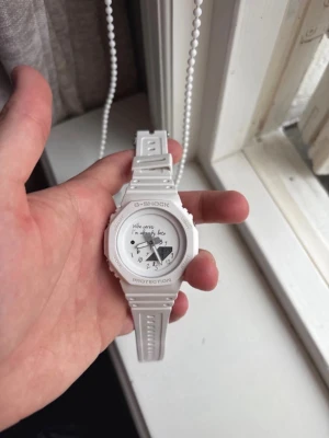 G-shock klocka från shocklabs - Vit g-shock klocka från shocklabs.ie som är helt ny. Använd en gång, nypris ligger på 2400kr och med frakten hit kostar det 2700kr då den är skickad från Irland. Hör av er vid frågor ☺️