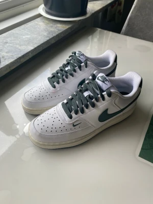Nike Air Force 1 - Säljer ett par snygga Nike air force 1. Storlek 39. Helt nya och oanvända. Köptes på Nike butik men kom kom aldrig till använding. Perfekt till nu på sommaren. Ny pris ca 1000kr. Behöver förvaringsplats kom med bud!!