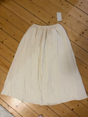 Kjol från NAKD - Kjol i tjockt material från NAKD i creme färg. 