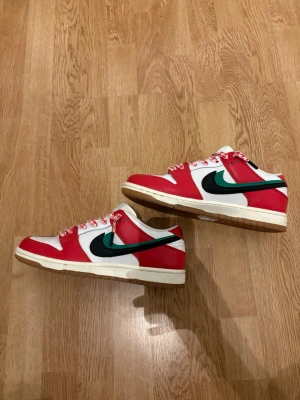 nike habibi skor - storlek 44/ us 10 kommer med massa extra snören (rep) lite smutsiga på sulan men fixar innan jag skickar