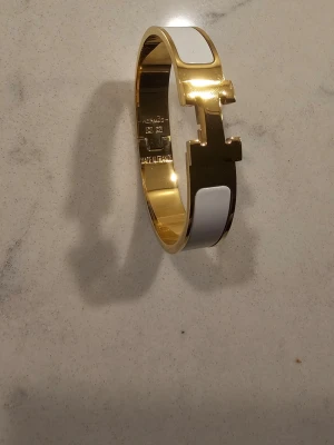 Vitt och guld H-armband - Guldpläterad armband I rostfritt stål 