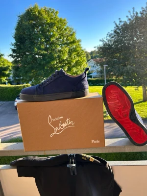 Christian loubitin  - Säljer ett par stilrena Christian Louboutin sneakers i mörkblå färg med den ikoniska röda sulan. Perfekta för dig som vill ha en exklusiv sneaker som sticker ut utan att vara för flashy.  ✅ Originalkartong medföljer ✅ Bra skick ✅ Bekväma och lätta att matcha ✅ 100% blickfångare  Säljs då de inte används tillräckligt. Hör gärna av dig vid frågor eller om du vill ha fler bilder. 🤝  📦 Snabb frakt via Vinted