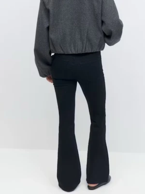 Svarta bootcut jeans - Svarta jeans från Gina tricot. På hemsidan står det är att de är low waist men skulle säga de är mer mid waist. Säljer då dom tyvär blivit för små, dom har använts 2 gånger och har inga defekter. Ny pris 500 men säljer för 350, öppen till att diskutera pris 🩷