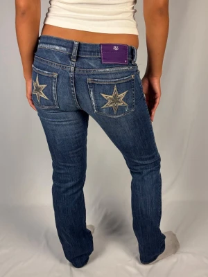 Victoria Beckham jeans - Supersnygga lågmidjade dVb Victoria Beckham jeans | Storlek 29/35 | Jättefint skick! | Jag är 168cm lång och väger 60kg | Mått: Ytterbenslängd: 100cm. Midjebredd: 42cm. Lårbredd: 27cm. Fotöppning: 19cm. Kontakta mig vid fler frågor eller funderingar!💗