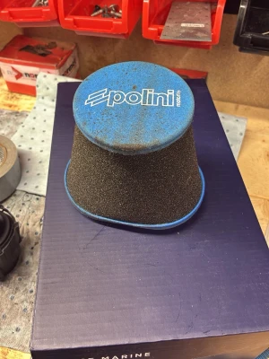Polini big evolution luftfilter - Polini big evolution luftfilter för dig som vill få lite mera stuk på moppen. Även ett riktigt bra filter som inte har använts så mycket. Lite smuts bara men inte så farligt. Har oljat in den med filterolja för bättre kvalitet. Kommer med olika storlekar för förgasaranslutning