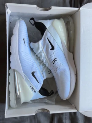 Vita nike 270s - Helt nya aldrig använda. Jätte fräscha och perfekt nu till sommaren. Skriv vid funderingar👍 pris kan dirkuteras vid snabb affär. Fraktar inom 24h📦