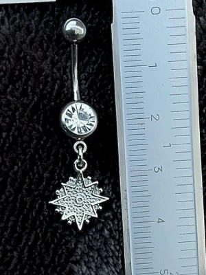 NY oanvänd Navelpiercing med hänge | Kirurgiskt stål | Stjärna och vit sten - 💕30% Bundle-rabatt vid köp av minst 2 artiklar. ⭐️NY oanvänd piercing i kirurgiskt stål; rostfritt och säkert för läkta piercingar.                               📏MÅTT ⭕️Stavens längd: 10mm ⭕️Stavens tjocklek: 1,6mm ⭕️Smyckets totala längd: 40mm                                                                         🤍Färger: Silver och vit                                                            💌Skickas spårbart via Plick SafePay.