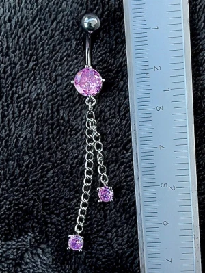 NY oanvänd Navelpiercing med hänge | Kirurgiskt stål | Kedjor och rosa stenar  - 💕30% Bundle-rabatt vid köp av minst 2 artiklar. ⭐️NY oanvänd piercing i kirurgiskt stål; rostfritt och säkert för läkta piercingar.                               📏MÅTT ⭕️Stavens längd: 10mm ⭕️Stavens tjocklek: 1,6mm ⭕️Smyckets totala längd: 60mm                                                                         🤍Färger: Silver och rosa                                                            💌Skickas spårbart via Plick SafePay.