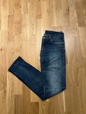Acne Studios Jeans - Storlek 31/32 - Acne Studios jeans för män, modellen är ”Ace tint”. Plagget är i nyskick inga skador/slitage. Storlek Waist 31 / Lenght 32. Hör av dig vid intresse/frågor. PRIS KAN DISKUTERAS!
