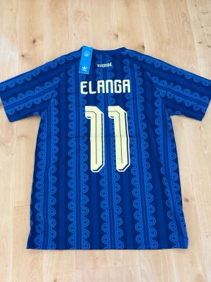 Elanga #11 – Sverige Borta (storlek L) - Elanga #11-tryck. Sverige Borta (blå). Storlek L. Helt ny och aldrig använd. Skickas snabbt 🚚💨  Mått (L): Halvt bröstmått 55 cm • Längd 76 cm • Ärmbredd 24 cm • Axelbredd 46 cm • Ärmlängd 41 cm • Manschett 20 cm.  🔥 Fan Edition – normal passform. 🇸🇪 Sverige landslag.  📩 Frågor eller prisförslag? Skicka gärna ett meddelande! 🛍 Bundle-rabatt upp till 20% 💰 📦 Skickas samma eller nästa dag 🌟