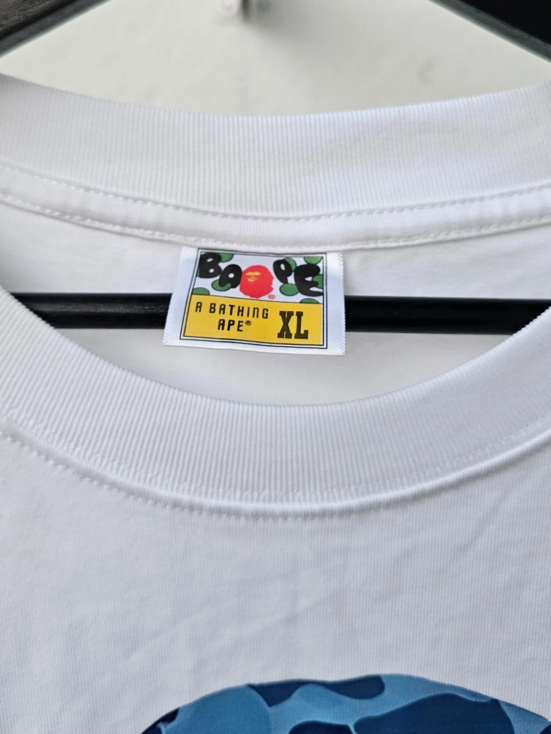Vit BAPE t-shirt med blått tryck - 1
