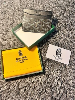 Go plånbok - Stilrent och exklusivt kortfack i premiumutförande med elegant mönstrad design. Smidigt format som enkelt får plats i fickan utan att kompromissa med funktionaliteten. Flera kortfack ger plats för dina viktigaste kort samtidigt som den tunna profilen håller ett minimalistiskt uttryck.  Perfekt för dig som vill kombinera lyxig känsla med praktisk vardagsanvändning.