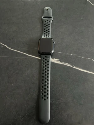 Apple Watch 83% batteri kapacitet - Urladdad Apple Watch, har tappat bort laddaren till den men den fungerar fortfarande jätte bra och så, bara att köpa laddaren och sen kan man löpa, simma och träna