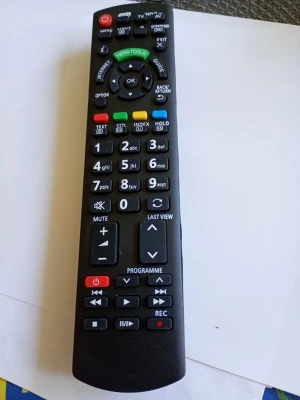 Svart fjärrkontroll Panasonic TV - En svart fjärrkontroll till Panasonic TV med många knappar för olika funktioner som volym, kanalbyte, text-tv och inspelning. Tillverkad i plast med färgade funktionsknappar och tydliga symboler. Passar till flera Panasonic-modeller.