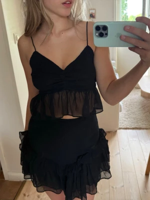 Volang set - Sååååå snyggt sett med topp och kjol✨💖 perfekt för utekvällar på sommaren 🌻 stechigt material så passar S/M