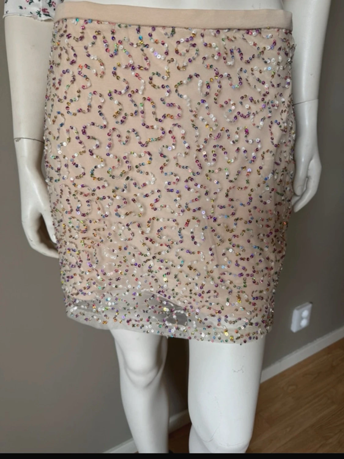 Beige glittrig kortkjol med paljetter strl M - 1