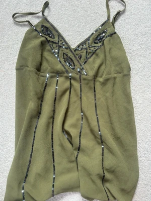 Grön 2000s tals tröja  -  Säljer denna eftertraktad två tusentals tröja från H&M. Jättefint topp som är extremt bra förvarad! Kan diskutera priset snabb affär 💓