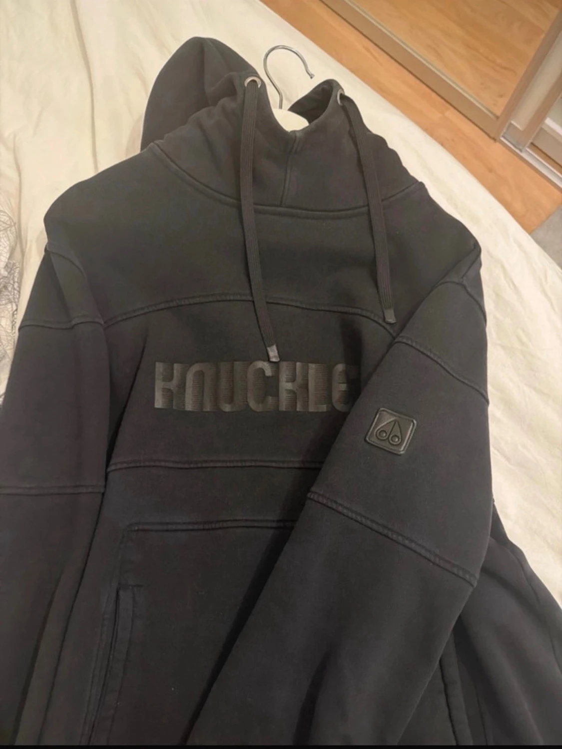 Svart hoodie från Knuckle - 1