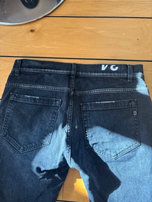 Dondup George W33 – Svarta Jeans - Säljer ett par Dondup George i svart tvätt. Riktigt snygg modell med slim/skinny passform och hög kvalitet, tillverkade i Italien.  📏 Midja: 42 cm 📏 Ytterbenslängd: 105 cm 📏 Storlek: W34 står men sitter som w33  Jeansen är i nästintill nytt skick med minimala tecken på användning. D-emblemet sitter kvar på bakfickan och tvätten är fortfarande djupsvart och fräsch.  Passar perfekt för dig som söker ett par stilrena premiumjeans från Dondup.  Hör gärna av dig vid frågor eller för fler bilder. 👍