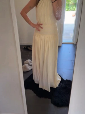 Lång ljus klänning med halterneck - Säljer nu min balklänning. Inga skador eller fläckar. Endast använd en gång. Nypris 3130kr från Heiress! Passar storlek Xs/S Skriv gärna vid fler frågor💕