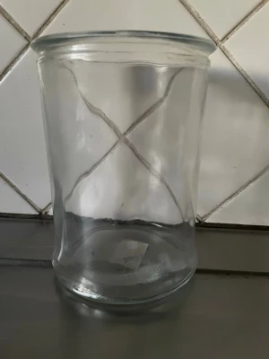 Stor glasburk utan lock eller vas  - Genomskinlig glasburk med rund form och bred öppning. Perfekt för förvaring av torrvaror, dekoration eller som vas. Enkel och stilren design utan mönster eller etikett.eller som vas 