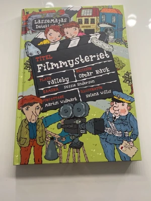 LasseMajas Detektivbyrå: Filmmysteriet - En bok ur LasseMajas Detektivbyrå-serien, skriven av Martin Widmark och illustrerad av Helena Willis. Boken handlar om ett mystiskt filmäventyr i Valleby och är perfekt för unga läsare som gillar spänning och kluriga mysterier.