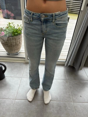 Ljusblå bootcut jeans från Calvin Klein - Säljer ett par äkta ljusblå bootcut jeans från Calvin Klein med klassisk femficksmodell och låg midja. Jeansen har en snygg tvättad look och är perfekta nu till sommaren då de är i en fin ljus färg, har inga defekter modellen är 166 och storleken är 12 år💕Tveka inte att skriva