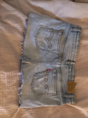  jeanskjol från Levi's - Storlek 34 men kan passa 36 eftersom den är stretchig. Den har ett litet hål vid gylfen men det är inget som syns.