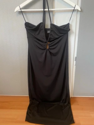 Svart klänning - Säljer en svart klänning från Gina Tricot