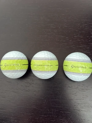TaylorMade Tour Response Stripe golfbollar - Säljer tre vita golfbollar från TaylorMade, modell Tour Response Stripe i A/B klass!⛳️