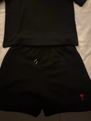 Svarta shorts och tröja (set) med rött hjärta  - Ett set med rött hjärta säljer för att jag inte gillar de mer använt 2 gånger 