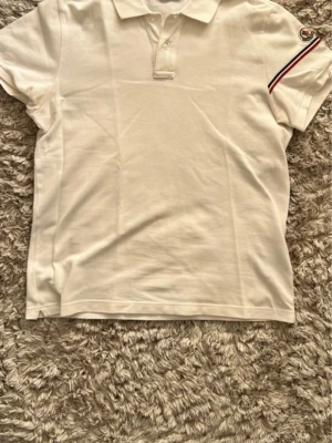 Vit Moncler pike Medium - En Äkta vit Moncler pike i storlek medium