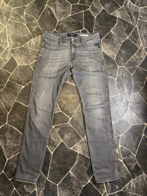 Replay Anbass Grå Jeans - Säljer ett par gråa replay anbass slim fit då dom inte använda längre. Storlek W30 L32. Rätt så bra skick
