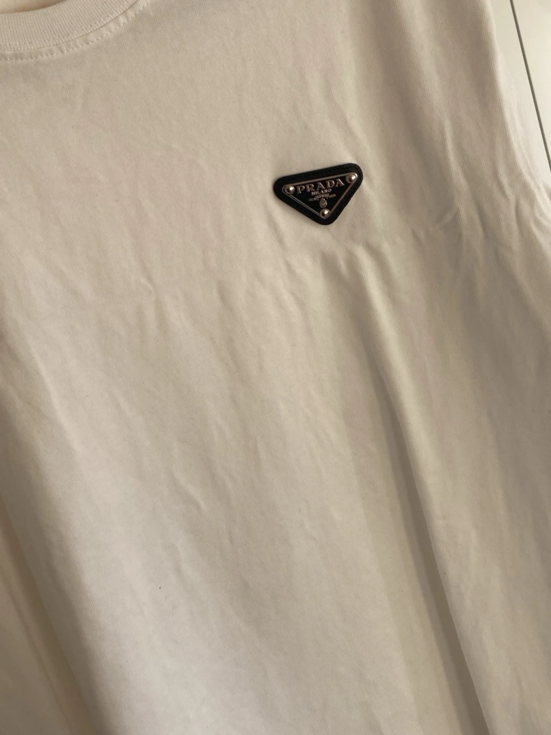 Vit t-shirt från Prada med logga - 1
