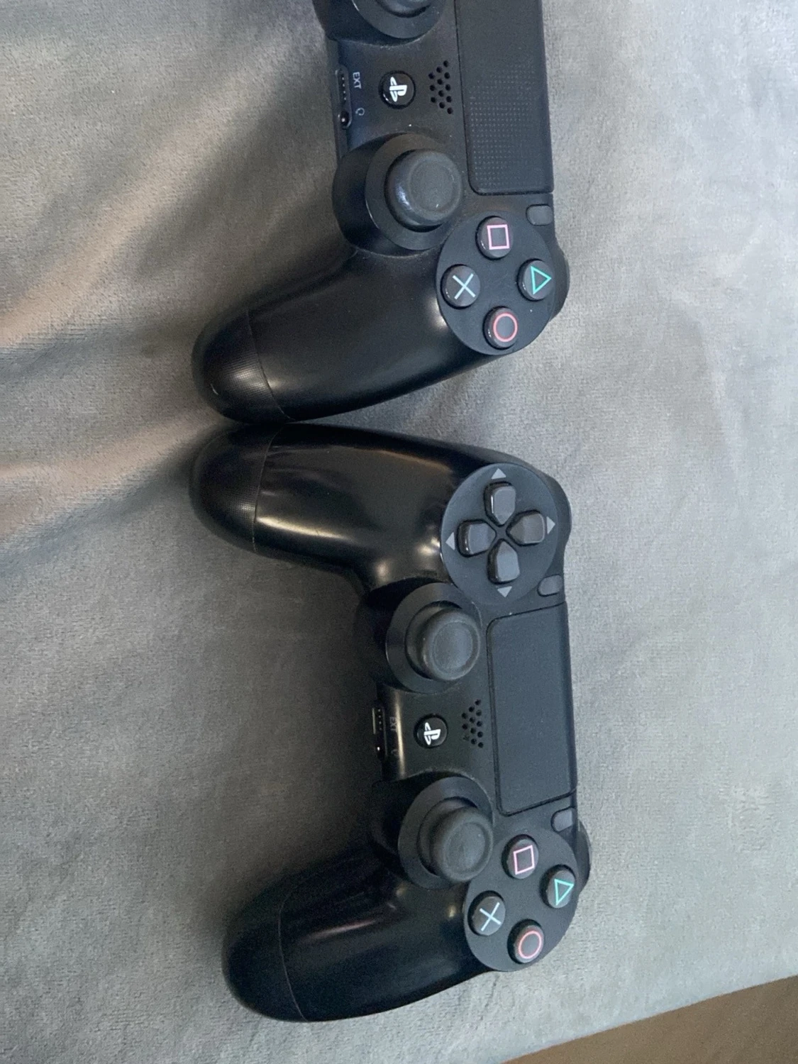 Svarta PlayStation 4 handkontroller