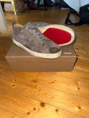 Christian Louboutin  - Säljer nu dem här Christian Louboutin eftersom dem inte har kommit till mycket användning på senaste. Som man ser så har dem blivit tagna till skomakare och fått en ny knappt fixat på sidan (sista bilden) sen är dem även missfärgad på tån men ska kunnas fixas på nått sätt (kvitto och allt finns för bevis!) pris är inte fast i stål!