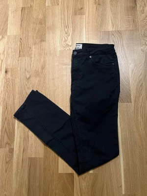 Acne Studios Jeans - Storlek 30/32 - Svart Acne Studios Jeans för män, modellen är Flex Ups Black. Jeansen är nyskick inga skador/slitage, storlek Waist 30 / Lenght 32. Hör av dig vid intresse/frågor. PRIS KAN DISKUTERAS!