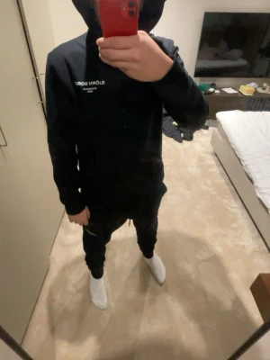 Björn Borg tracksuit  - Stl L riktigt snygg och skön! Snörerna på byxorna har Tyvär ramlar av men d medföljer så man kan bara lägga in d!