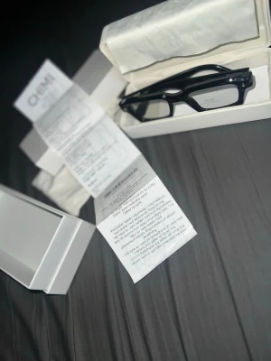  CHIMI solglasögon i box - Snygga svarta solglasögon från CHIMI med rektangulär form och tjock båge. Kommer i originalbox med putsduk och kvitto. Perfekta för dig som vill ha en stilren och modern accessoar till sommaren.