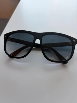 Rayban Boyfriend - Svarta boyfriend solglasögon från Ray-Ban. Storlek 60-15. Passar perfekt till alla outfits och perfekta till sommaren. Nyskick använda max 3 gånger.