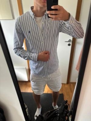 Vit, blå randig ralph lauren skjorta - Perfekt nu i sommar!| M, slim fit | Utmärkt skick |  Skriv vid frågor eller funderingar!