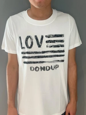 Dondup T-shirt  - Dondup T-shirt | storlek S sitter lite större | skick 10/10 | fraktar via valfrit ombud på köparens bekostnad | hör av dig vid funderingar 