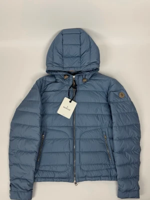Moncler Dunjacka nya kollektion ny med lappar  - Moncler jacka baby blå - storlek 3 / L. Skick 10/10 nypris 14900kr vårt pris 5990kr finns att köpa på våran hemsida - Fashionels.com