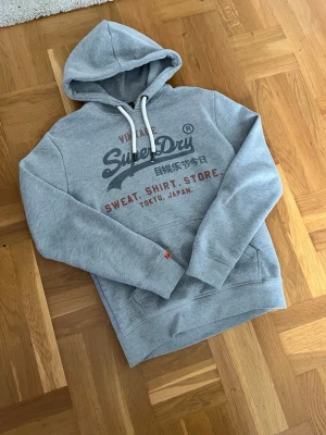 Grå Superdry hoodie - Säljer en grå hoodie från superdry. Använd några gånger. Priset är inte helt bestämt. 