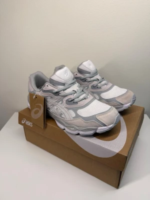 Asics gel nyc  - Helt nya kommer med box. Storlek 42,5 sitter som 42. Fler storlekar i profilen. Snabba affärer prioriteras!